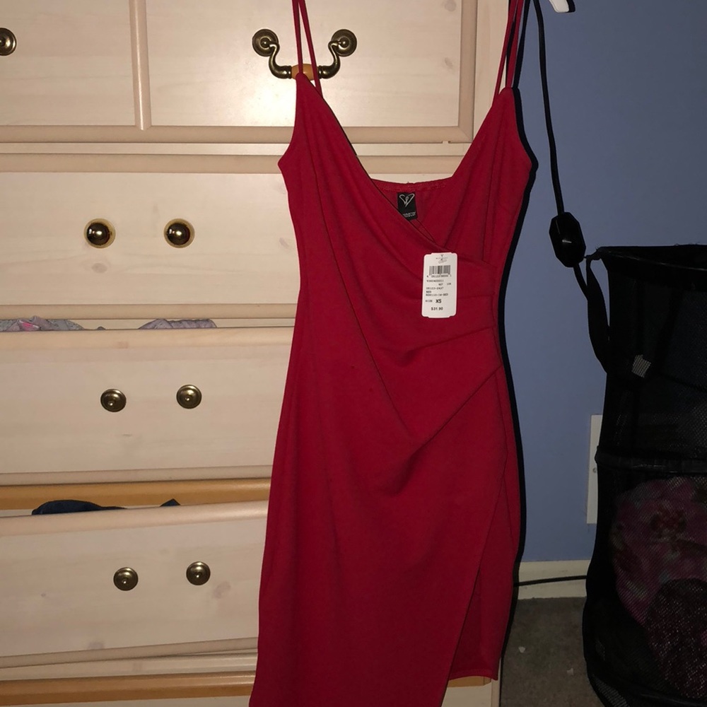 Short bodycon dress with tag